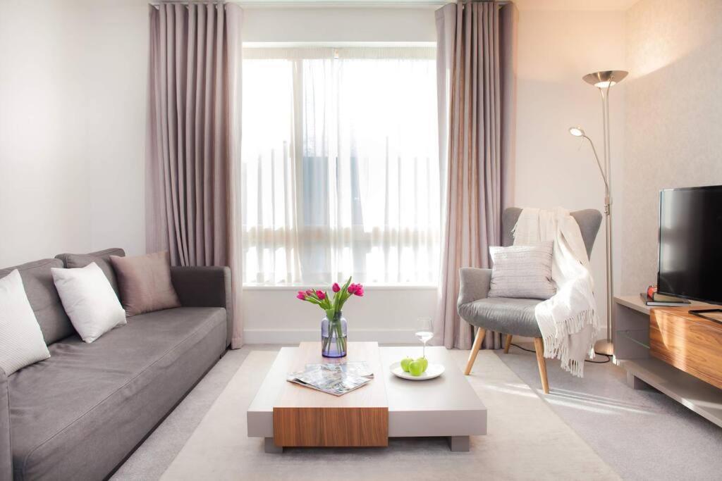 Stylish And Central Two Bedroom & Two Bathroom Apartment With Free Parking Esterno foto