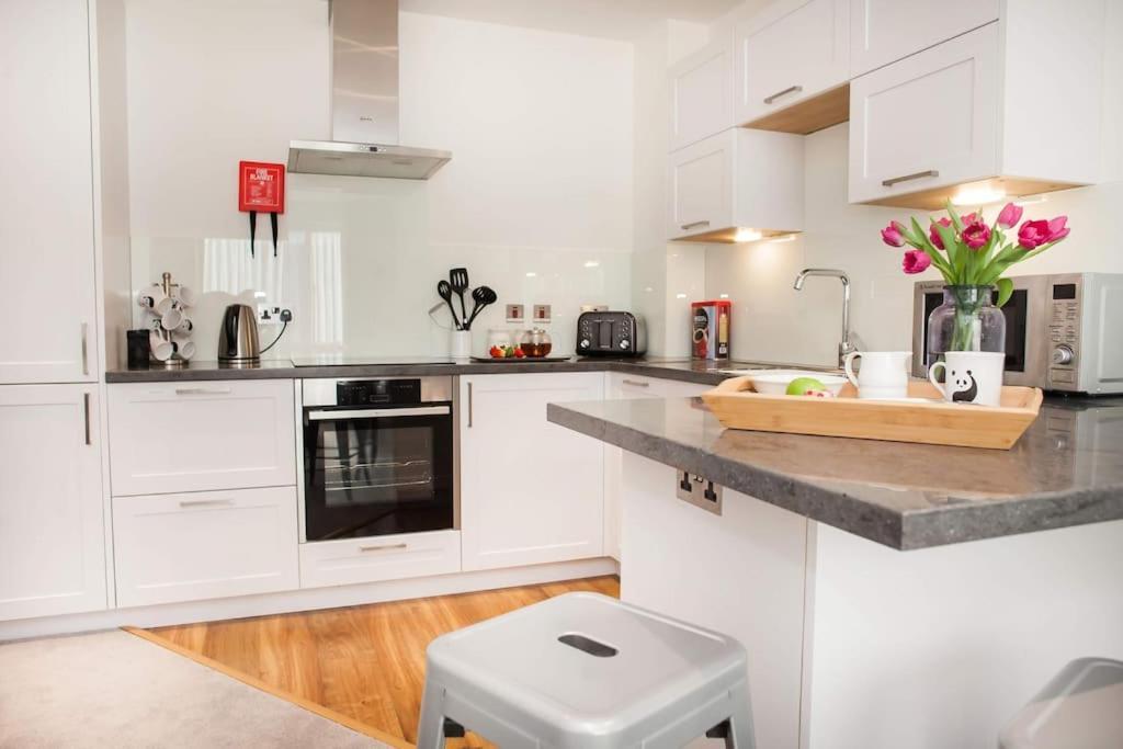 Stylish And Central Two Bedroom & Two Bathroom Apartment With Free Parking Esterno foto