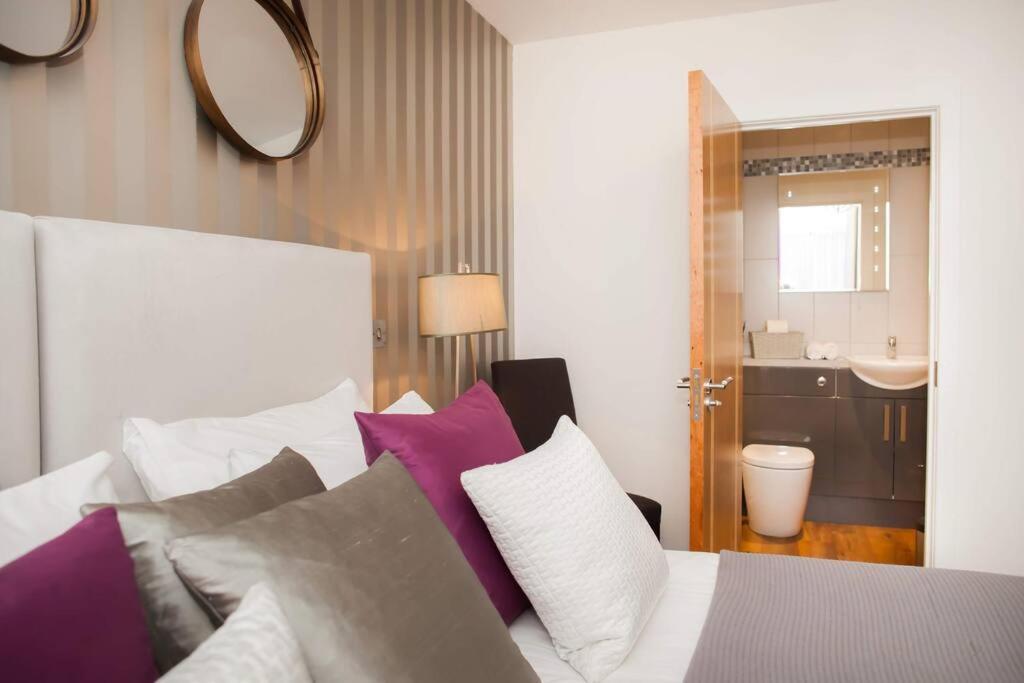 Stylish And Central Two Bedroom & Two Bathroom Apartment With Free Parking Esterno foto