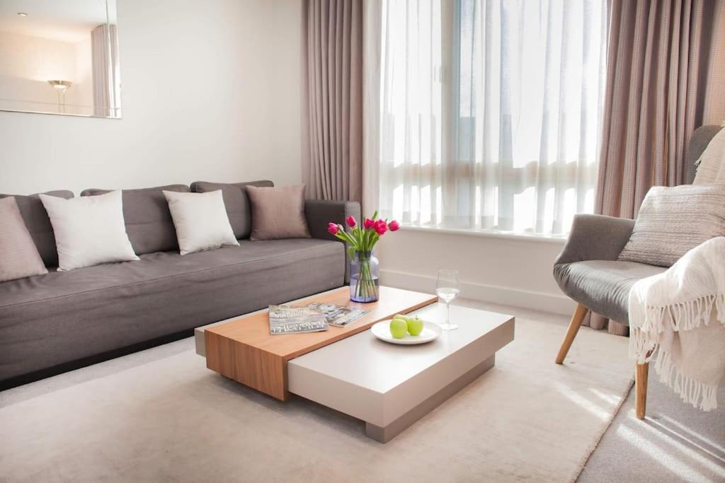 Stylish And Central Two Bedroom & Two Bathroom Apartment With Free Parking Esterno foto