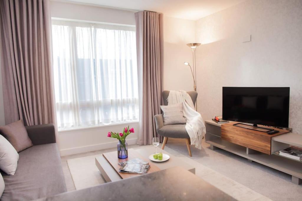Stylish And Central Two Bedroom & Two Bathroom Apartment With Free Parking Esterno foto
