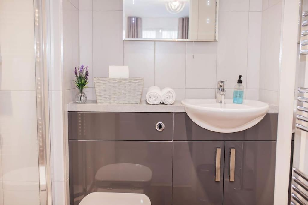 Stylish And Central Two Bedroom & Two Bathroom Apartment With Free Parking Esterno foto