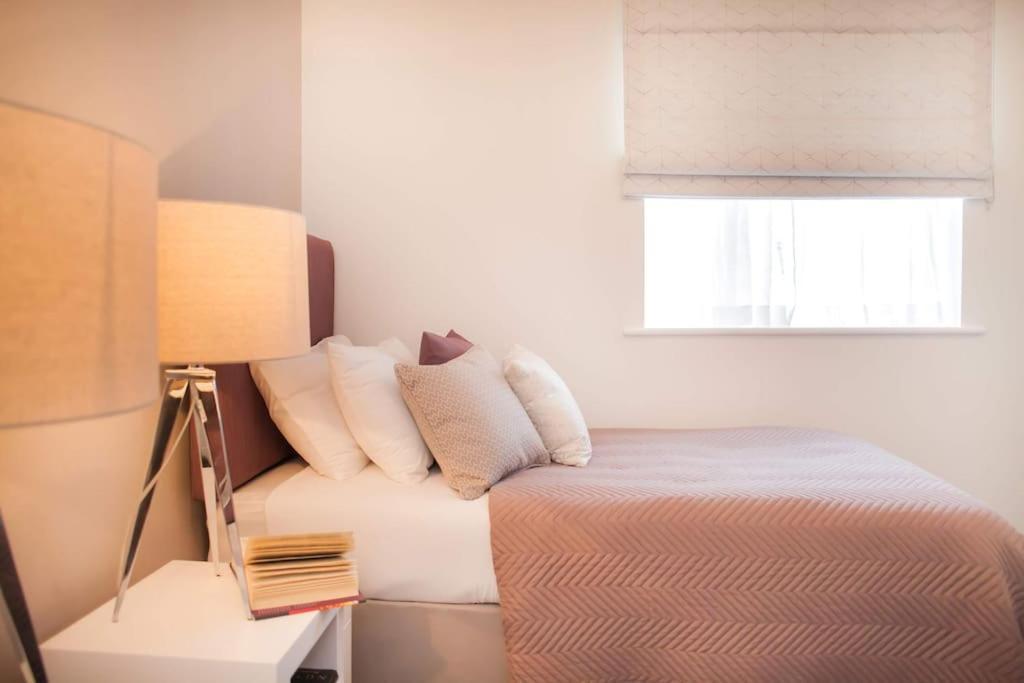 Stylish And Central Two Bedroom & Two Bathroom Apartment With Free Parking Esterno foto