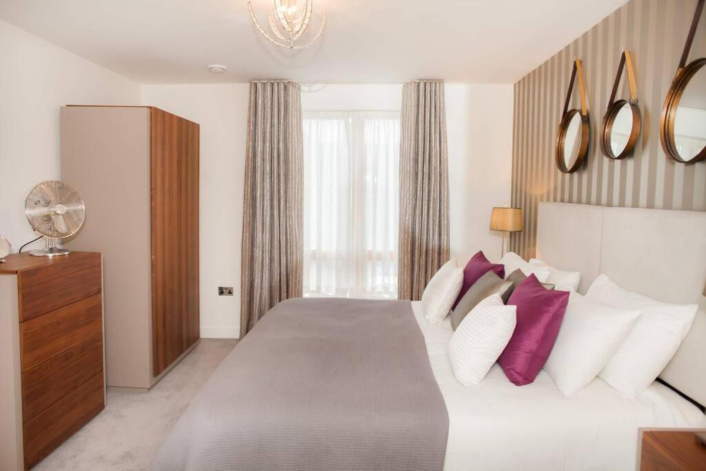 Stylish And Central Two Bedroom & Two Bathroom Apartment With Free Parking Esterno foto