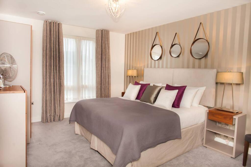 Stylish And Central Two Bedroom & Two Bathroom Apartment With Free Parking Esterno foto