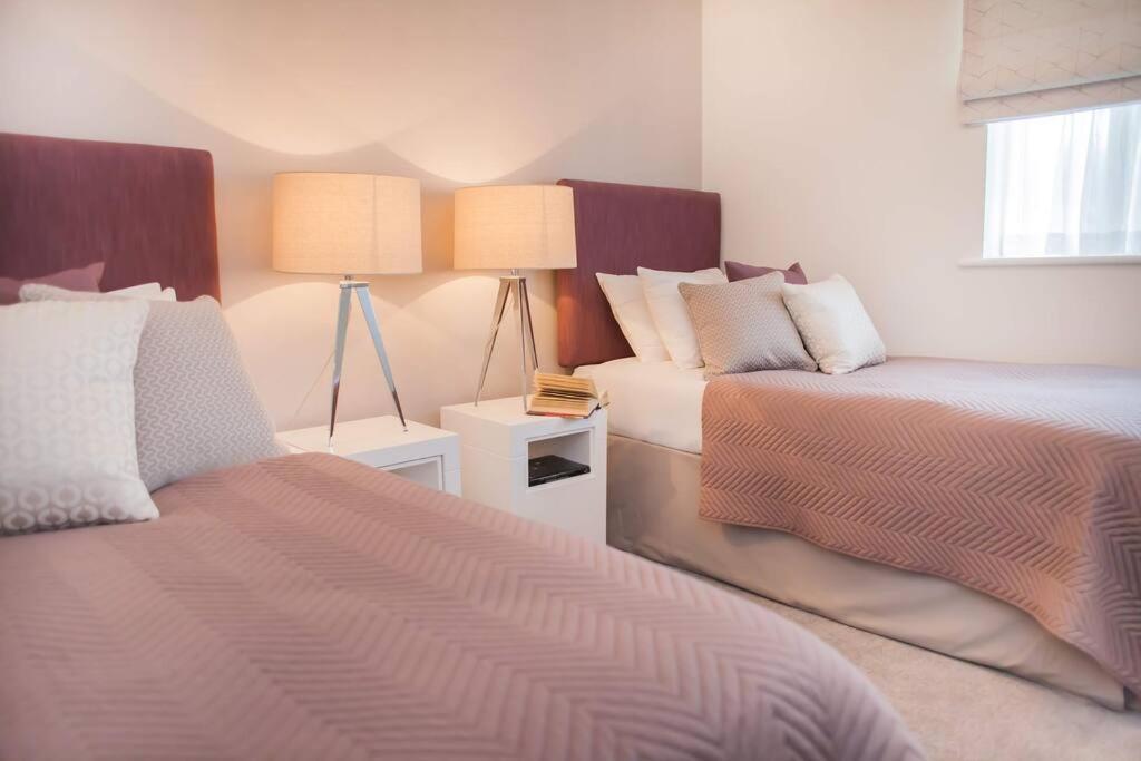 Stylish And Central Two Bedroom & Two Bathroom Apartment With Free Parking Esterno foto