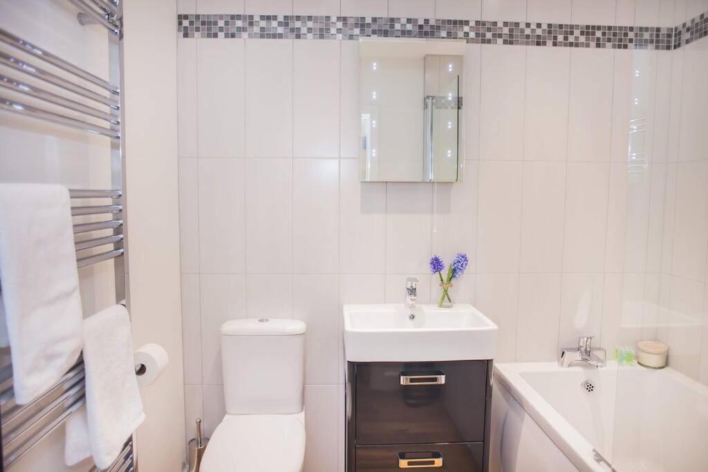 Stylish And Central Two Bedroom & Two Bathroom Apartment With Free Parking Esterno foto