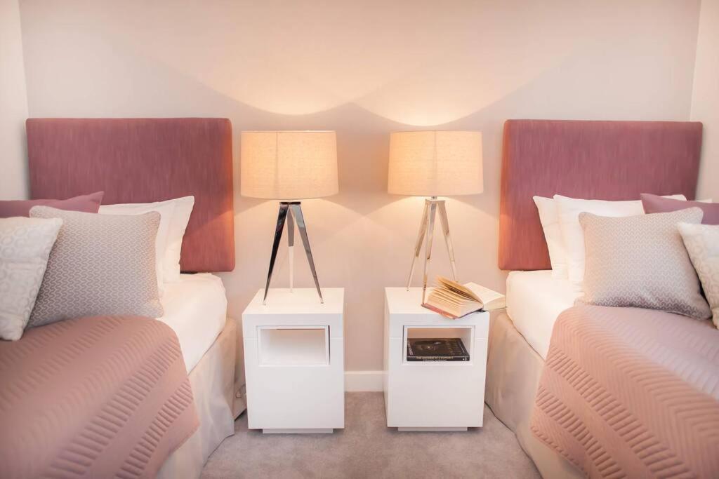 Stylish And Central Two Bedroom & Two Bathroom Apartment With Free Parking Esterno foto
