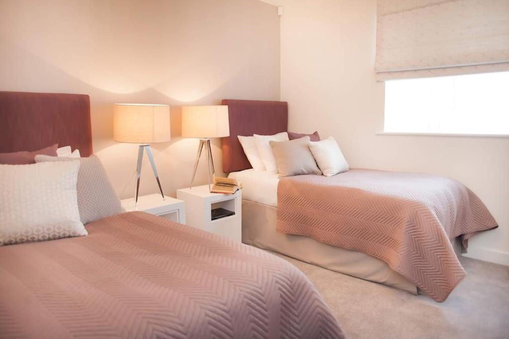 Stylish And Central Two Bedroom & Two Bathroom Apartment With Free Parking Esterno foto