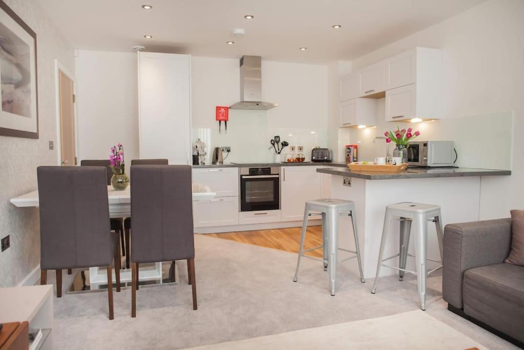 Stylish And Central Two Bedroom & Two Bathroom Apartment With Free Parking Esterno foto