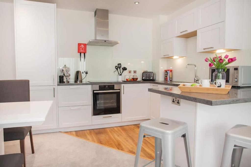 Stylish And Central Two Bedroom & Two Bathroom Apartment With Free Parking Esterno foto